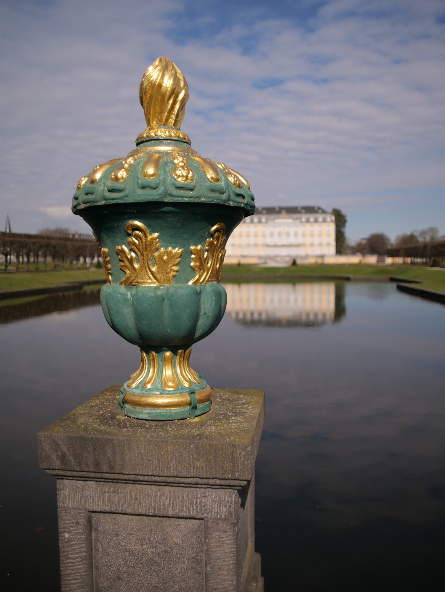 Name:  Urne im Schlosspark.JPG
Hits: 66
Gre:  1,06 MB