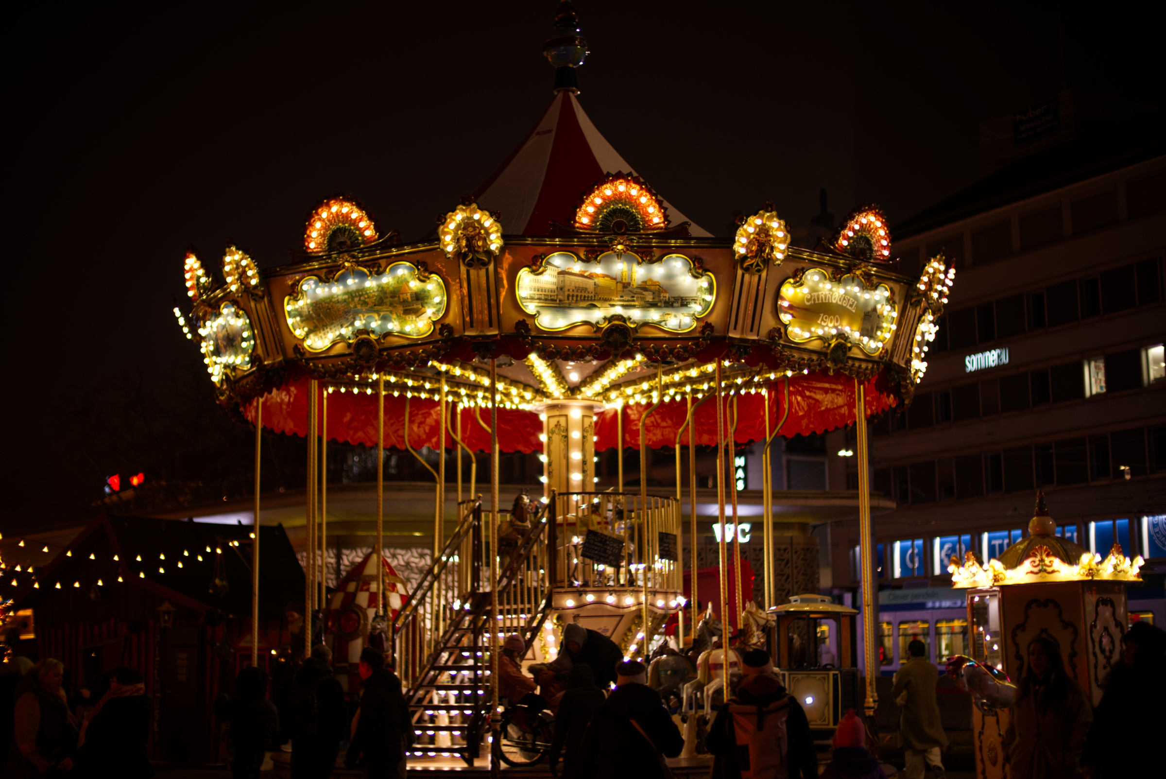 Name:  Weihnachtsmarkt Z�rich 08 mit Zhong Yi Mitakon 50mm 0.95 Dark Knight.jpg
Hits: 51
Gr��e:  1,09 MB