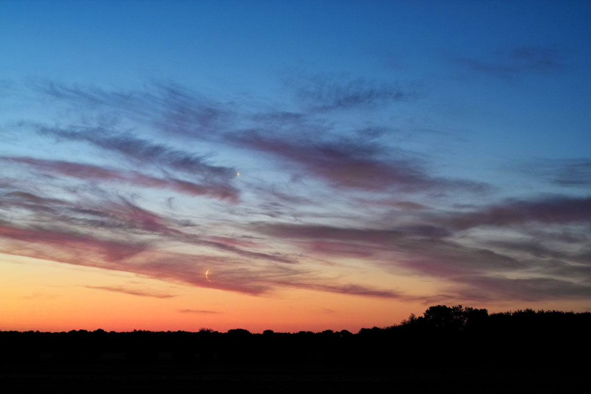 Venus und die aufgehende Mondsichel in der Morgendmmerung