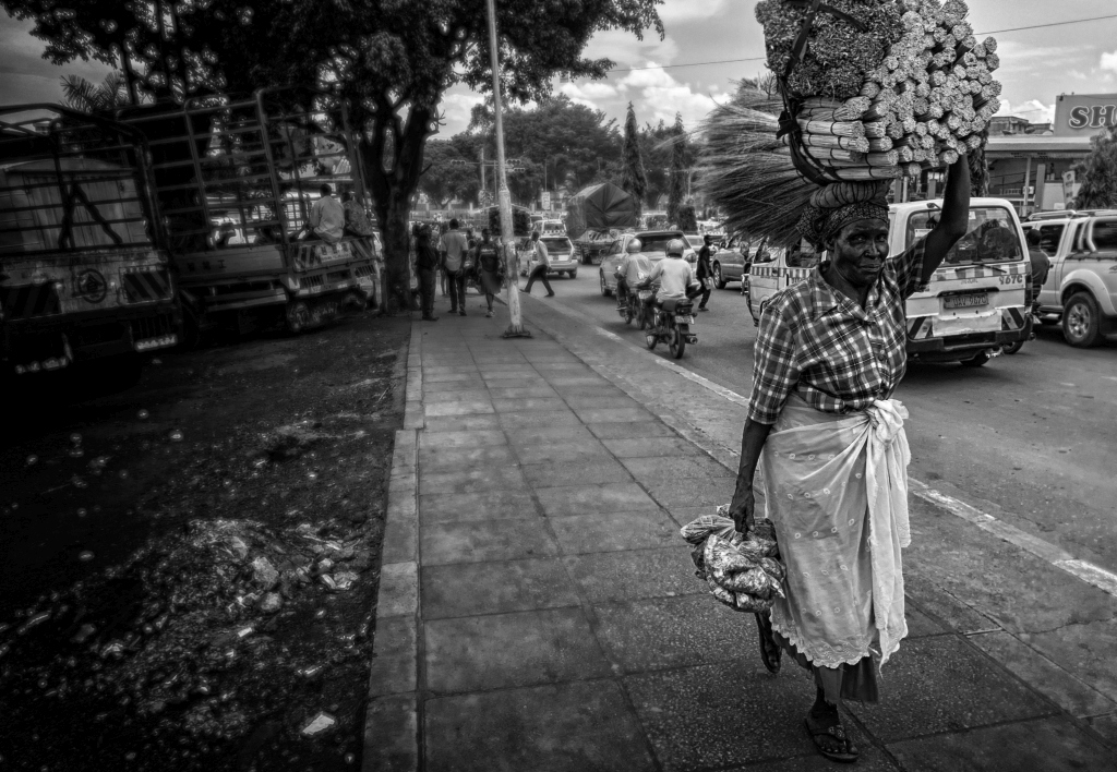 Eine alte Frau im Zentrum von Kampala