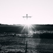 Kreuz am Feldweg - Hoffnung im Sonnenaufgang