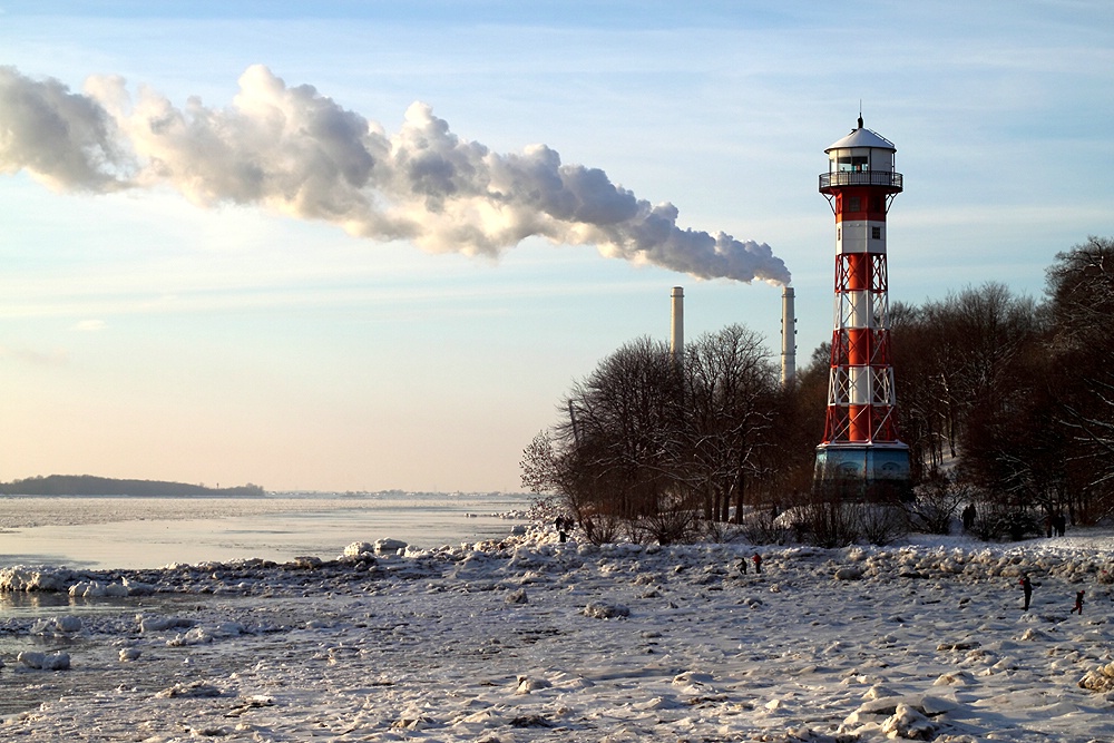 am Leuchtturm Wittenbergen an der Elbe