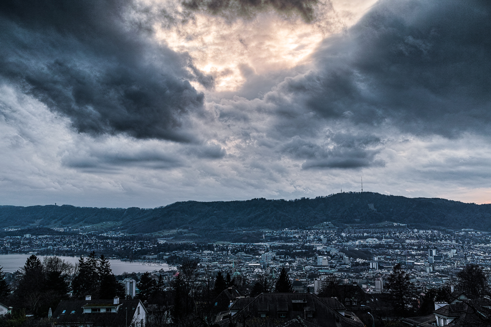 Sicht auf den Uetliberg, den Zri See und die Zricher Altstadt 