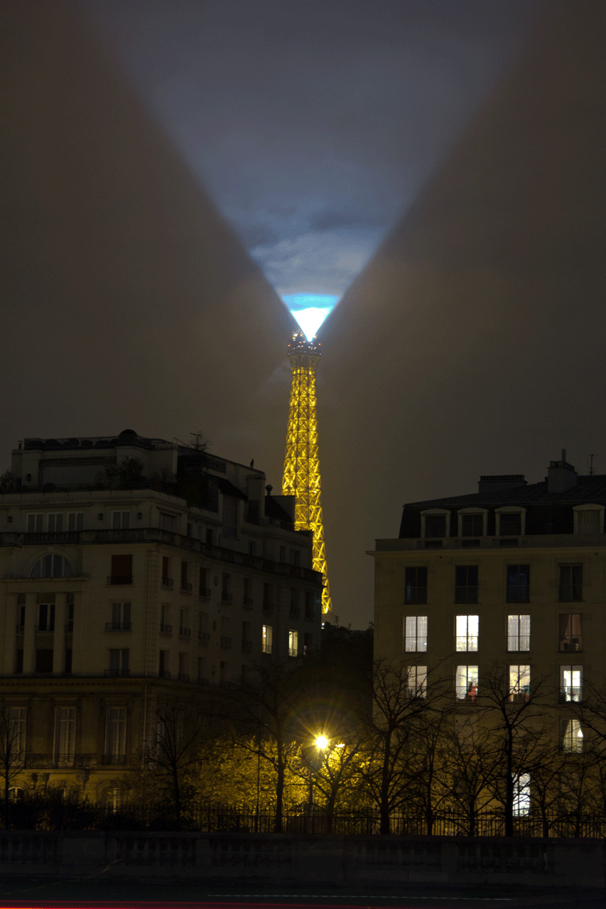 Eifelturm zur blauen Stunde