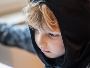 6-jhriger als Ritter verkleideter Junge schaut halbtrumerisch auf einen Oki-Drucker