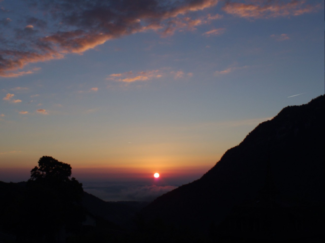 Sonnenaufgang ber den Alpen im Nebel von meinem Haus aus .